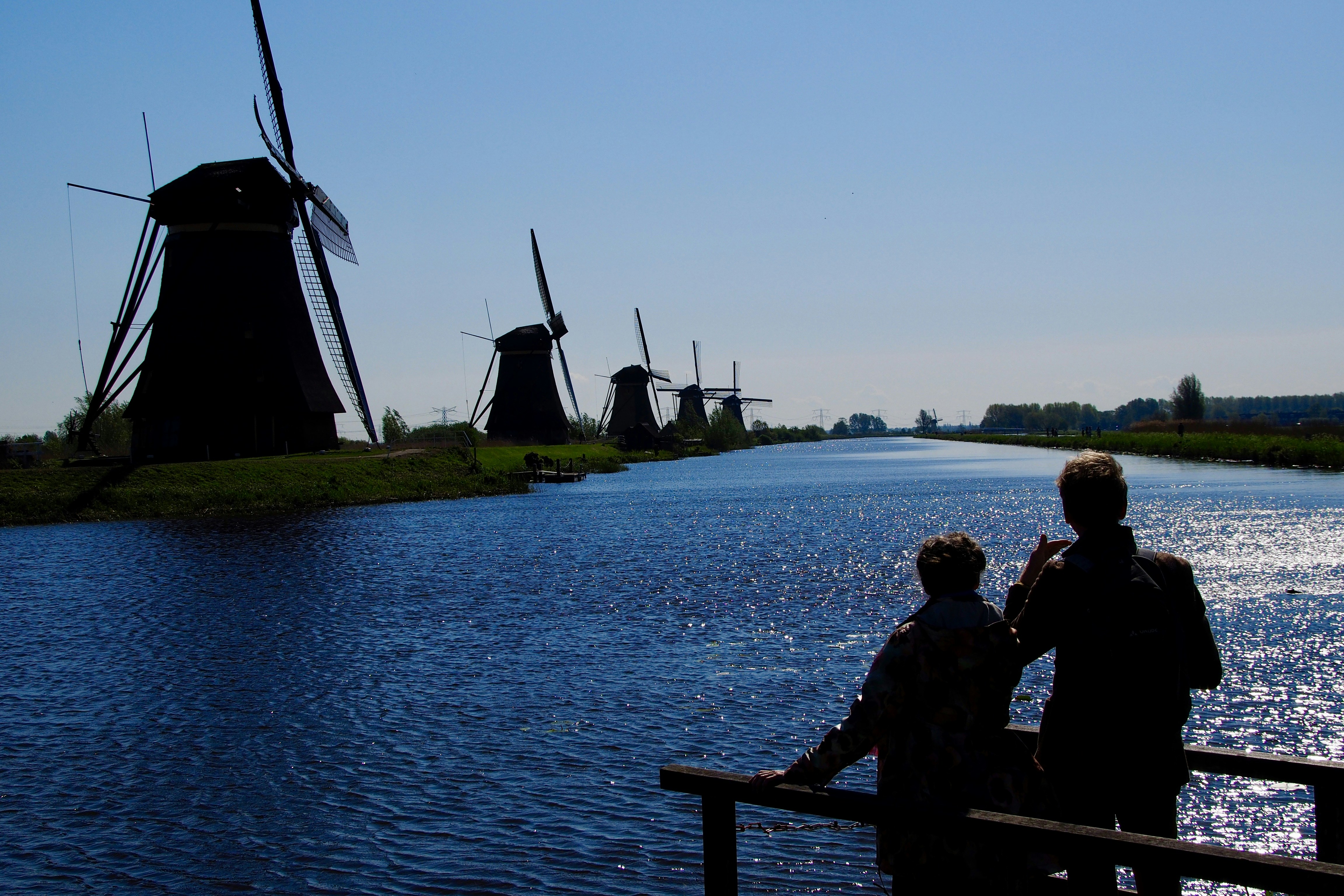 Homme et femme assis paisiblement sur un banc près de l eau profitant du paysage