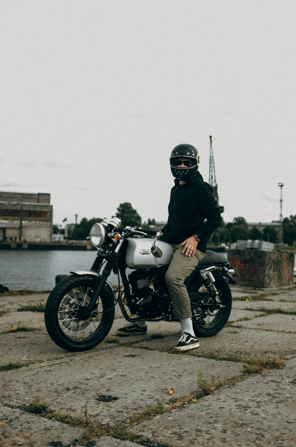 Mann in schwarzem Helm auf weißem und schwarzem Motorrad
