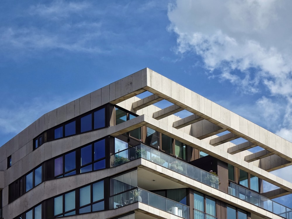 Edificio de hormigón blanco y marrón bajo el cielo azul durante el día