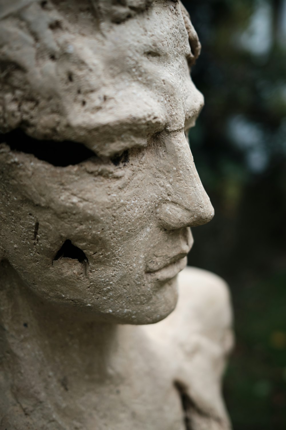 Estatua de hormigón gris durante el día