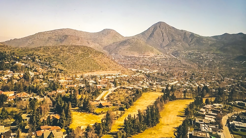 Vista aérea de árboles verdes y montañas durante el día