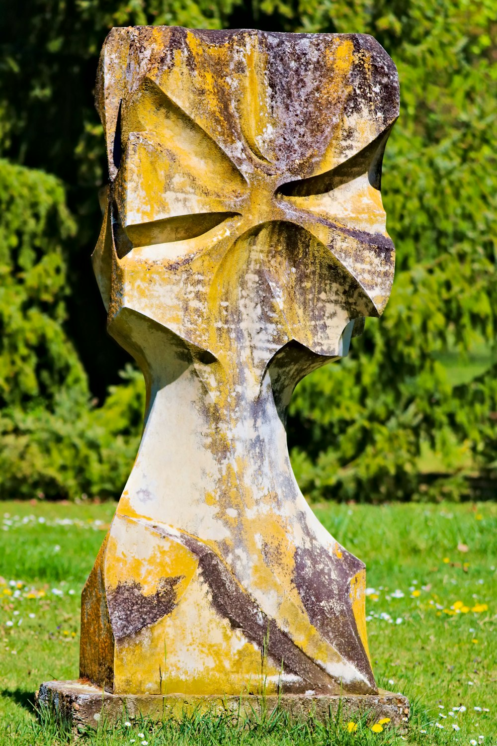 金と茶色の花の像