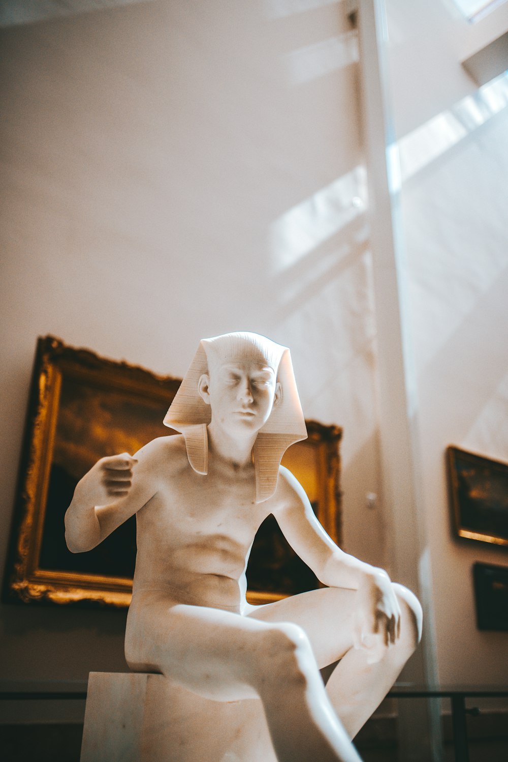 Figurine en céramique blanche sur table en bois marron