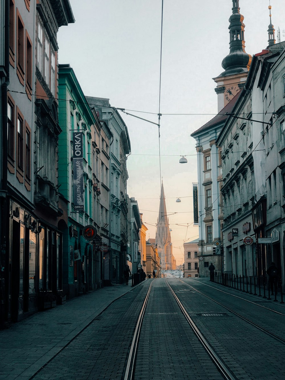 rue vide entre des bâtiments en béton pendant la journée