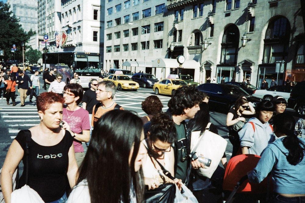 pessoas em pé na rua durante o dia