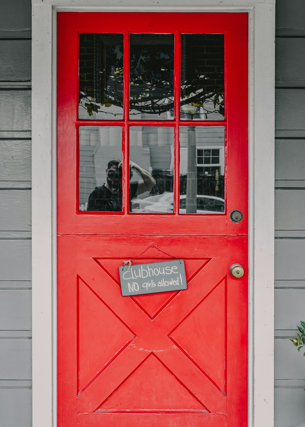 Puerta de madera roja y blanca