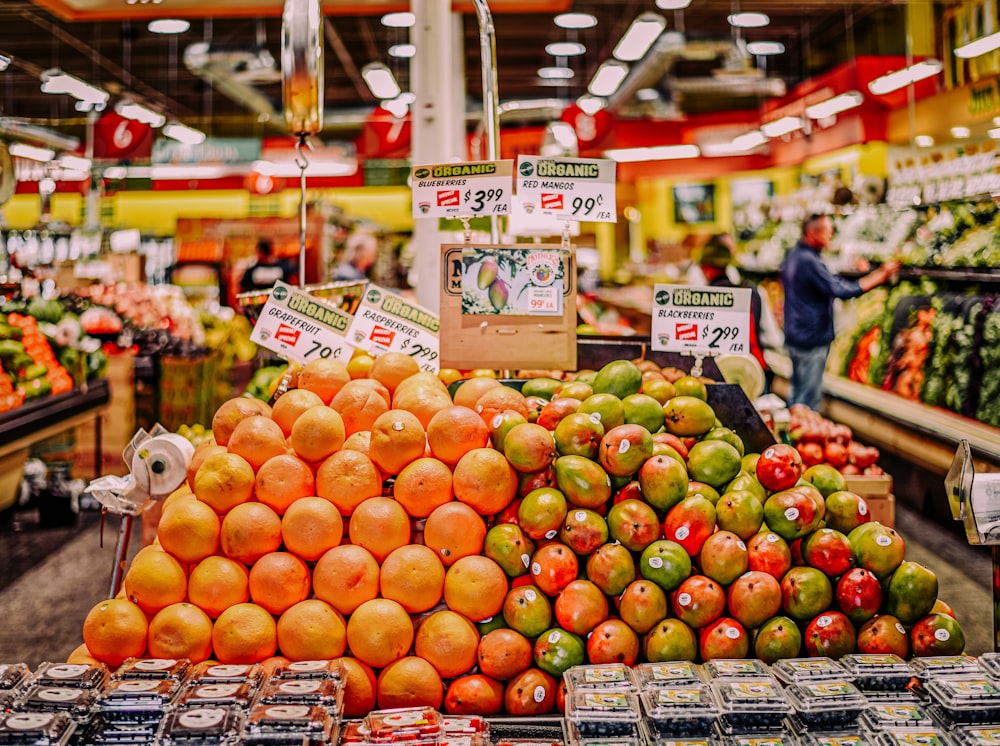 pommes rouges et vertes sur étal de fruits