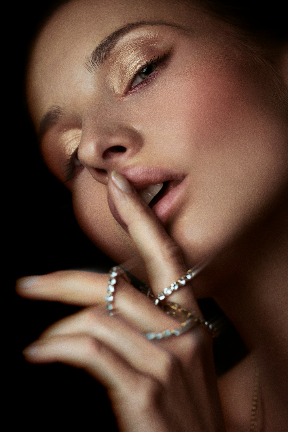 woman wearing silver diamond ring