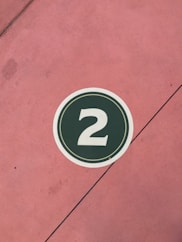 Nummer 2 im Kreis auf rosa Untergrund