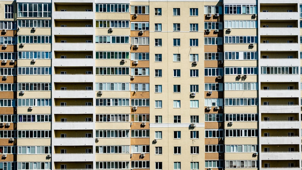 Bâtiment en béton blanc et brun