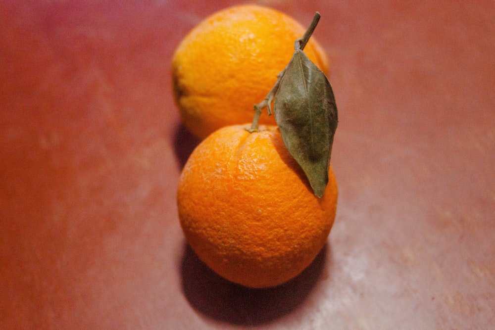갈색 테이블에 오렌지 과일