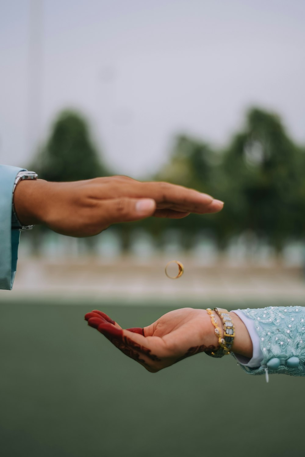 Hombre y mujer tomados de la mano