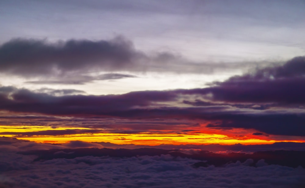 Le soleil se couche sur les nuages dans le ciel