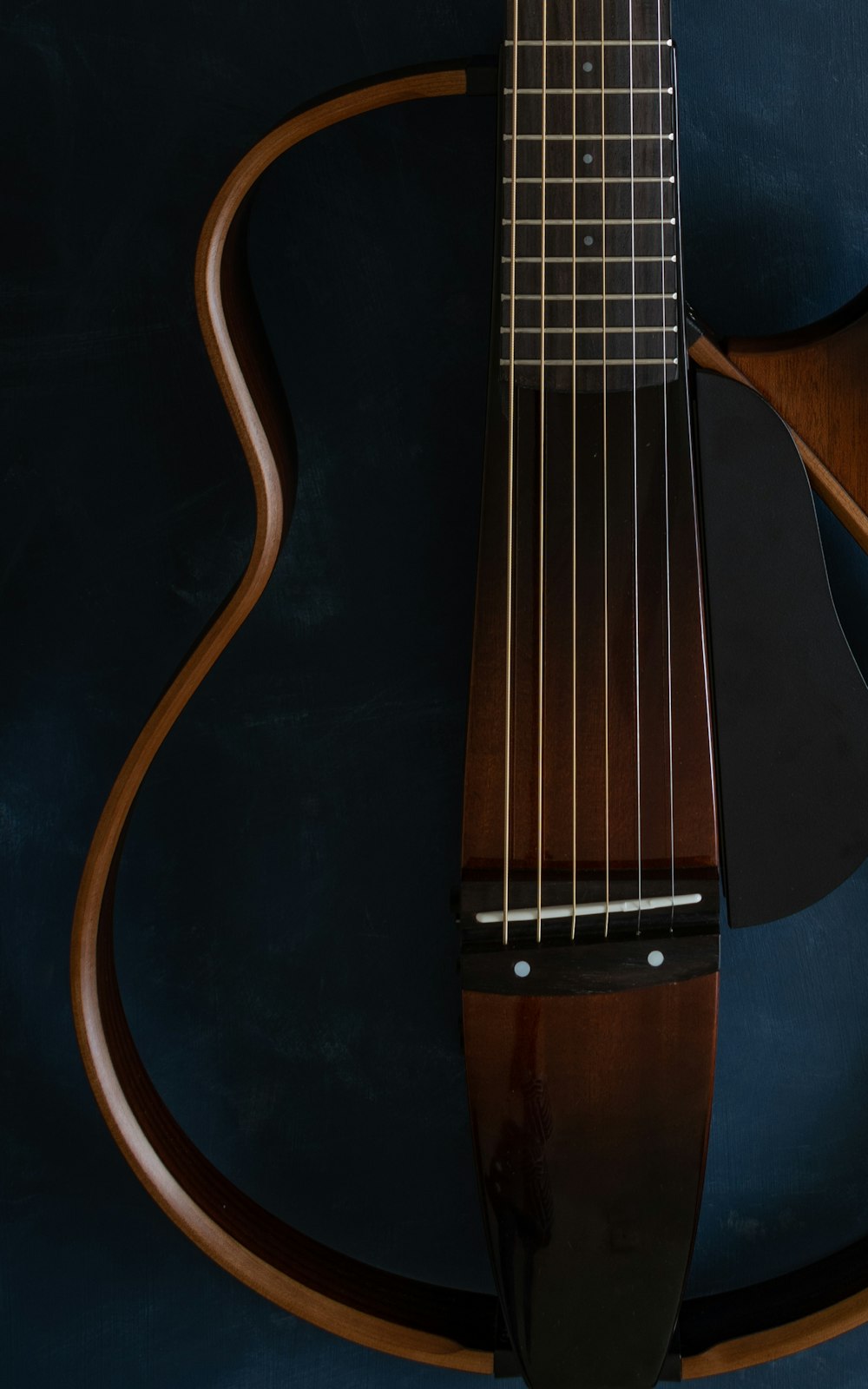 chitarra acustica marrone e nera