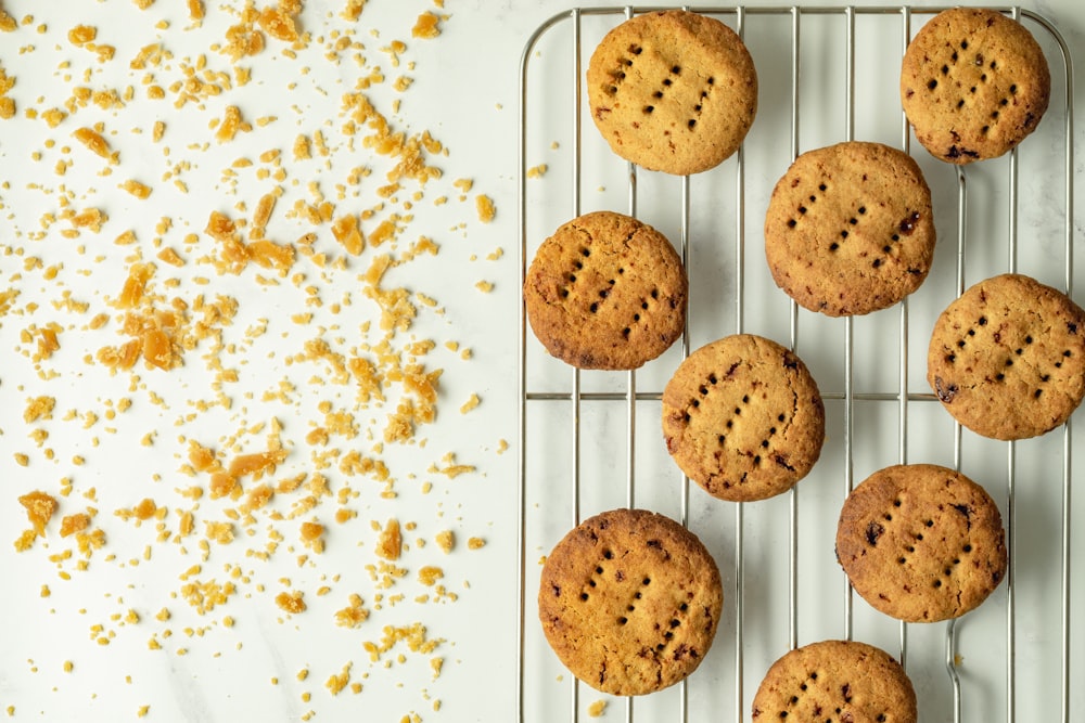 galletas marrones en bandeja blanca