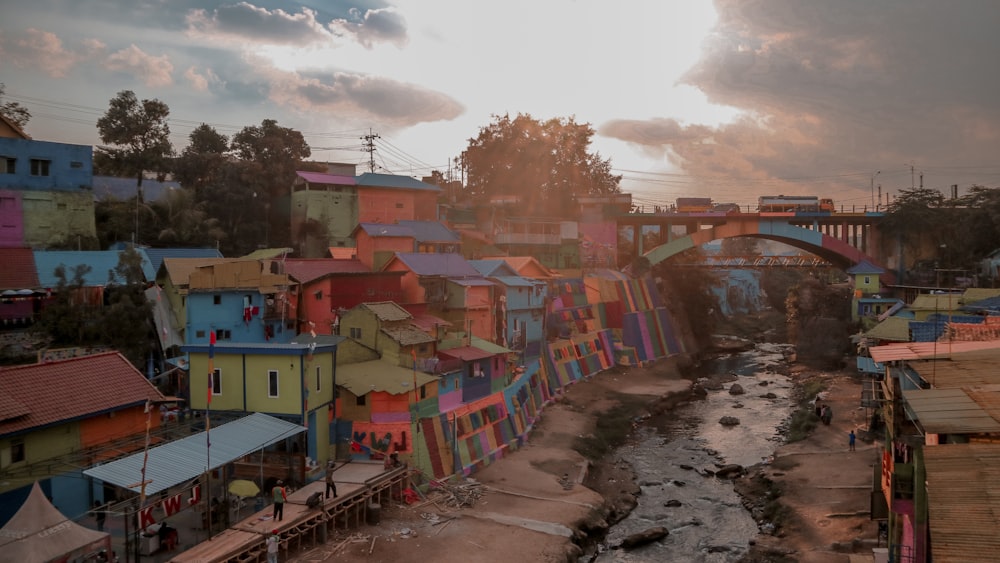 Edificio de hormigón azul, rojo y blanco cerca de árboles verdes bajo nubes blancas durante el día