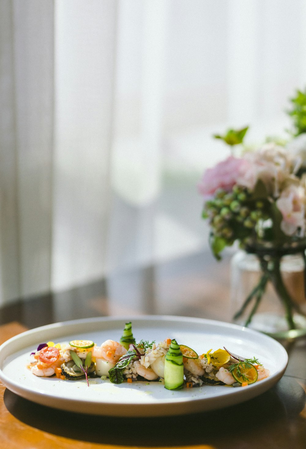 Plato de cerámica blanca con ensalada de verduras