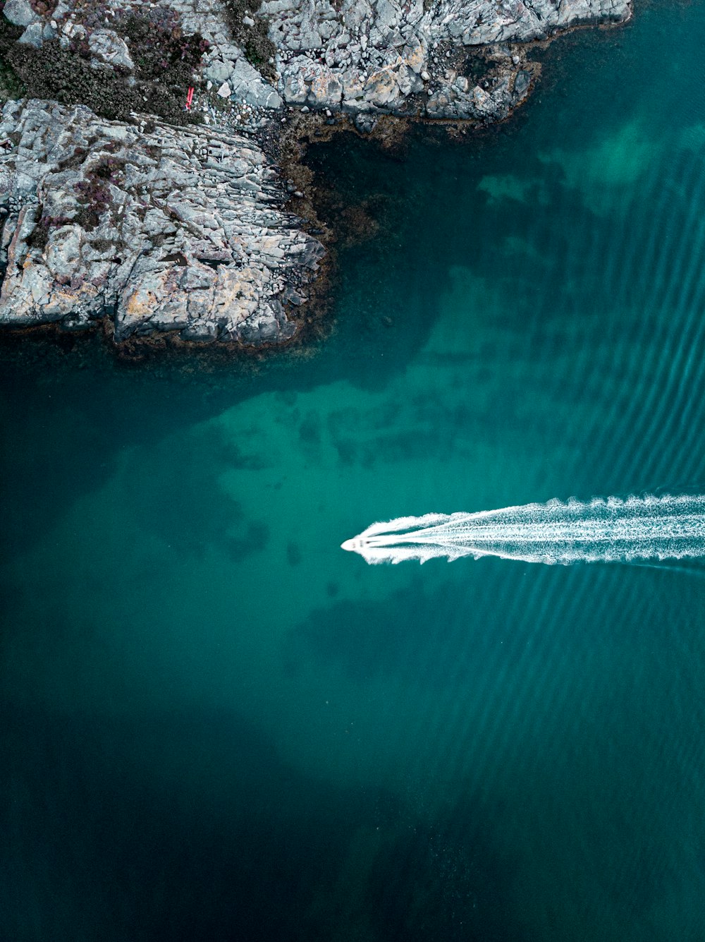 weißes Boot auf blauem Wasser tagsüber