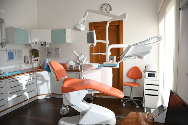 Dentista realizando atendimento em consultório