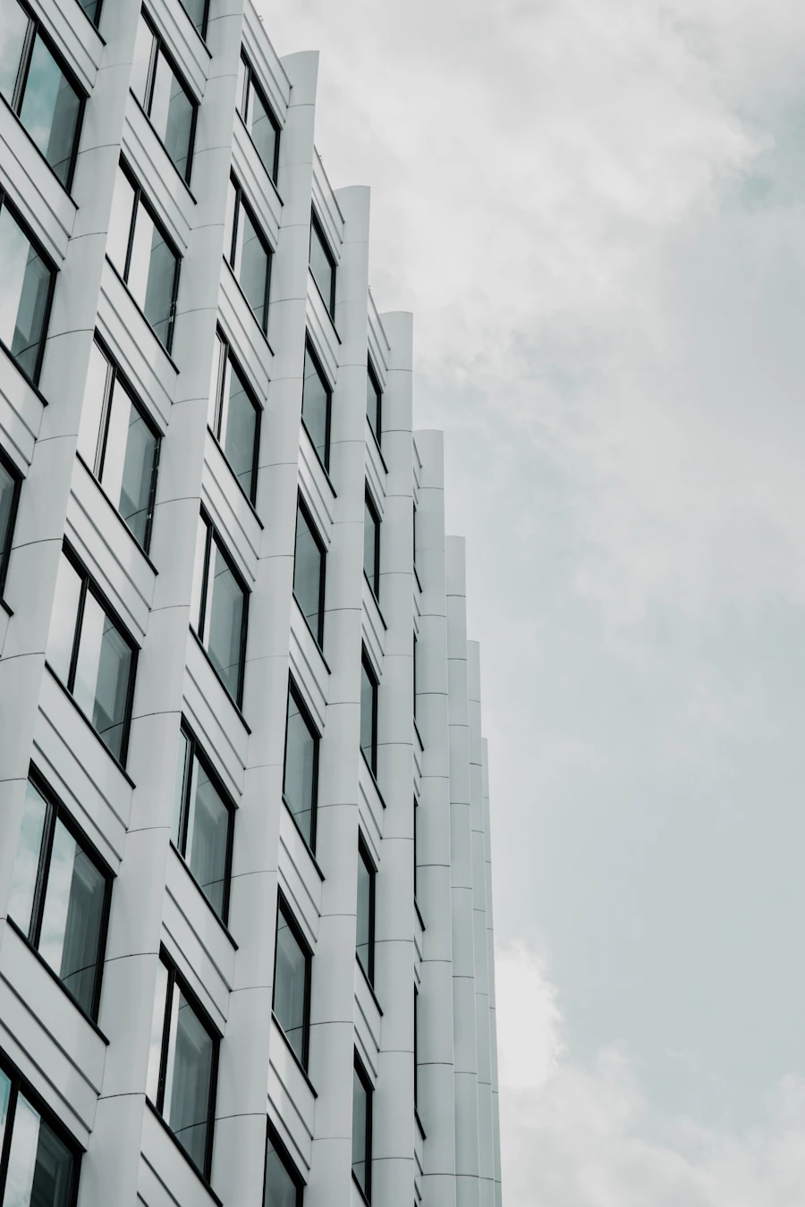 Edificio comercial con fachada de vidrio y aluminio