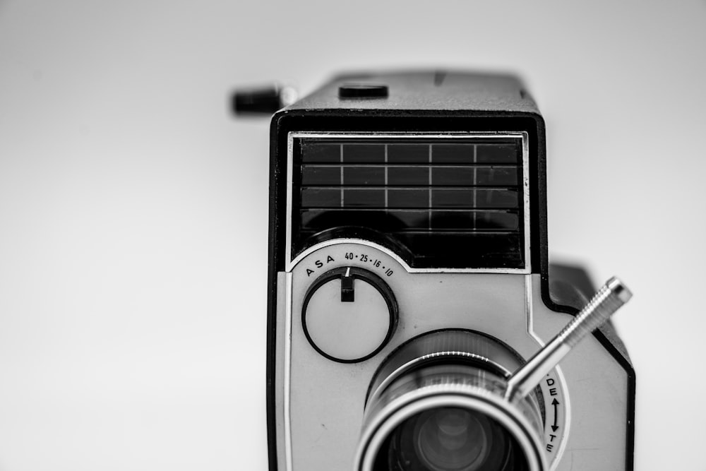 은색과 검은 색 포인트 및 촬영 카메라