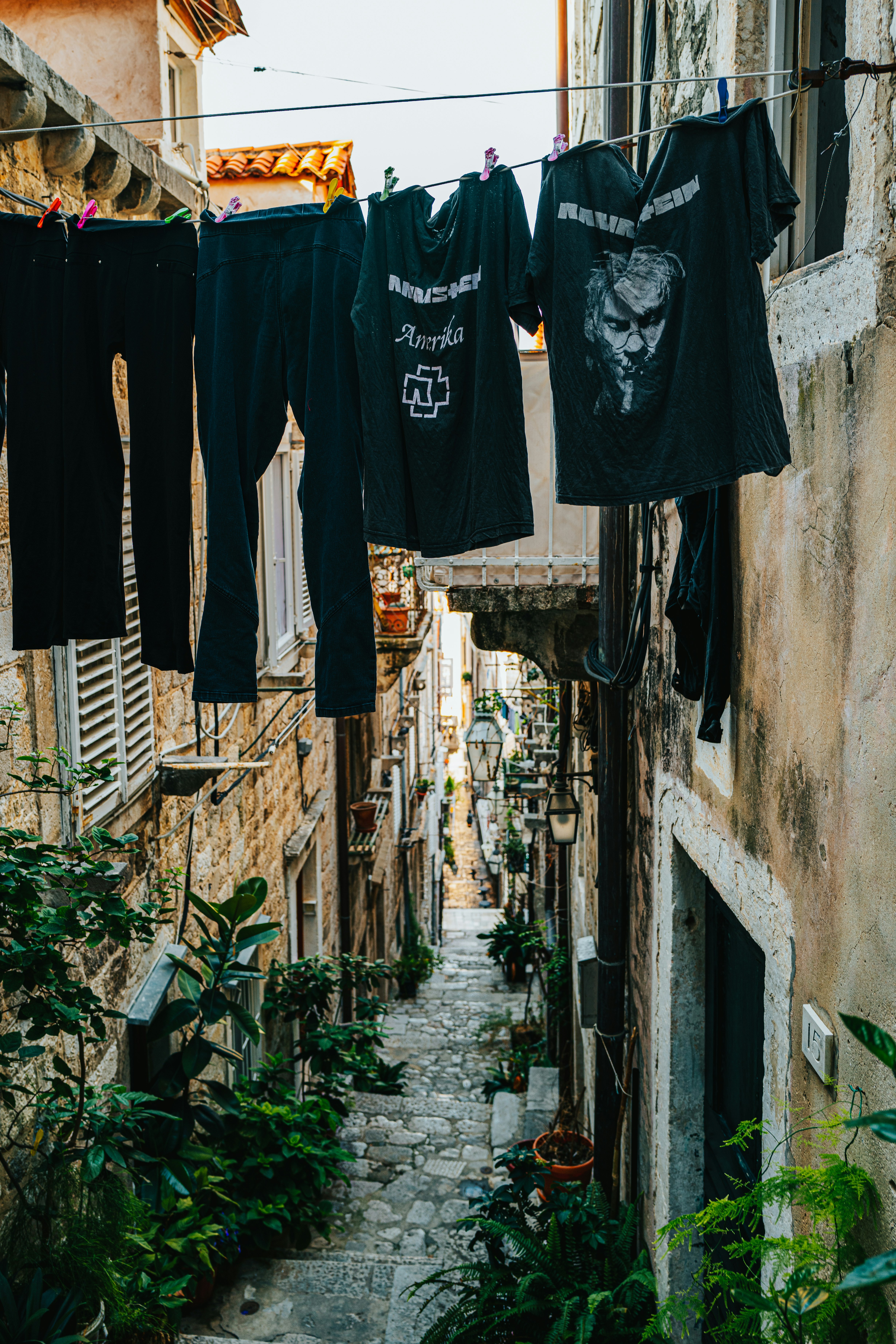 black crew neck t-shirt