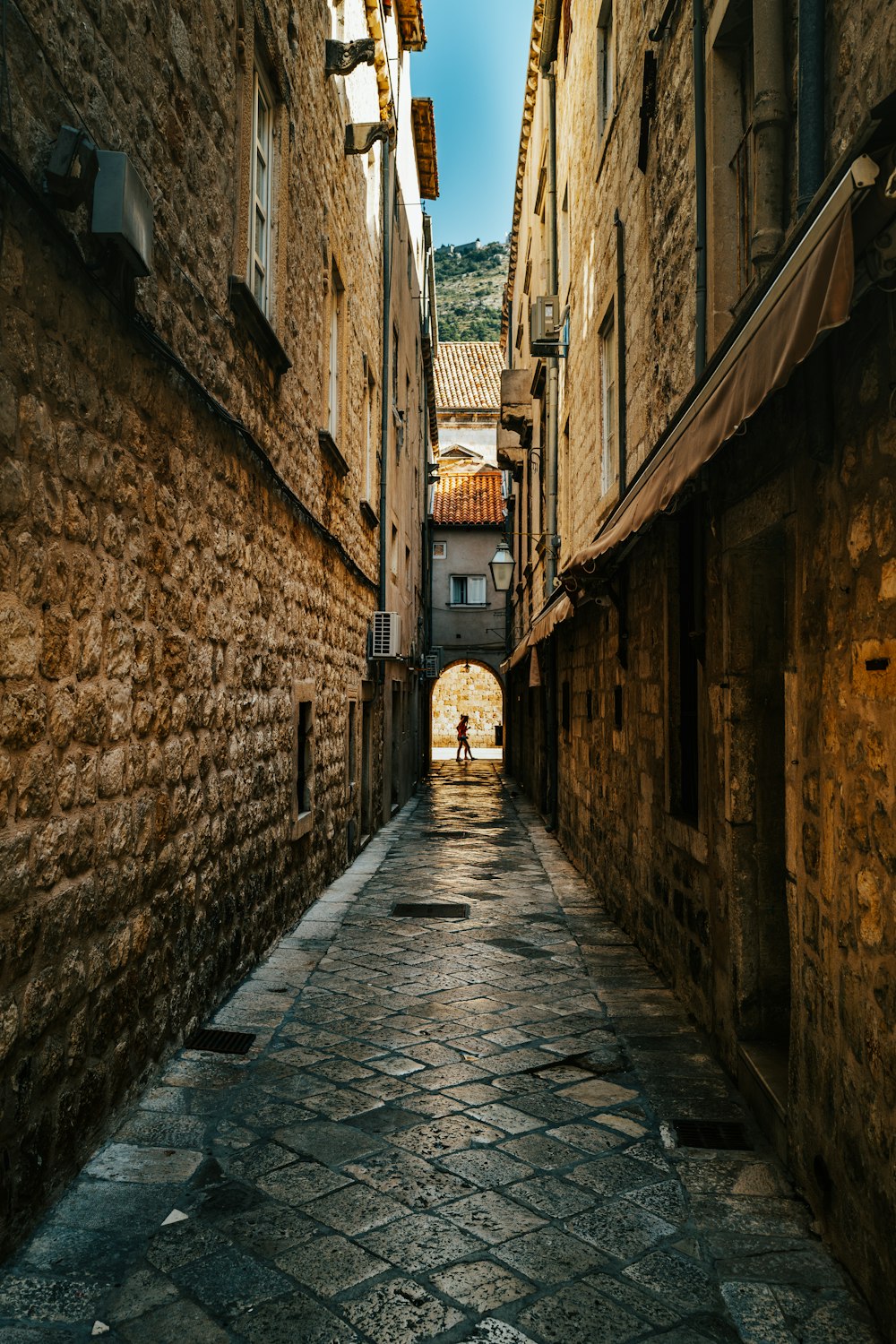 muro di mattoni marroni durante il giorno