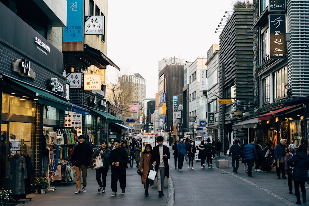 persone che camminano per strada durante il giorno