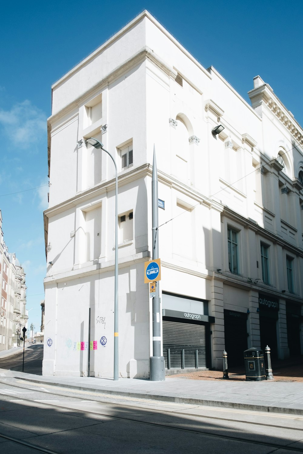 edificio in cemento bianco durante il giorno