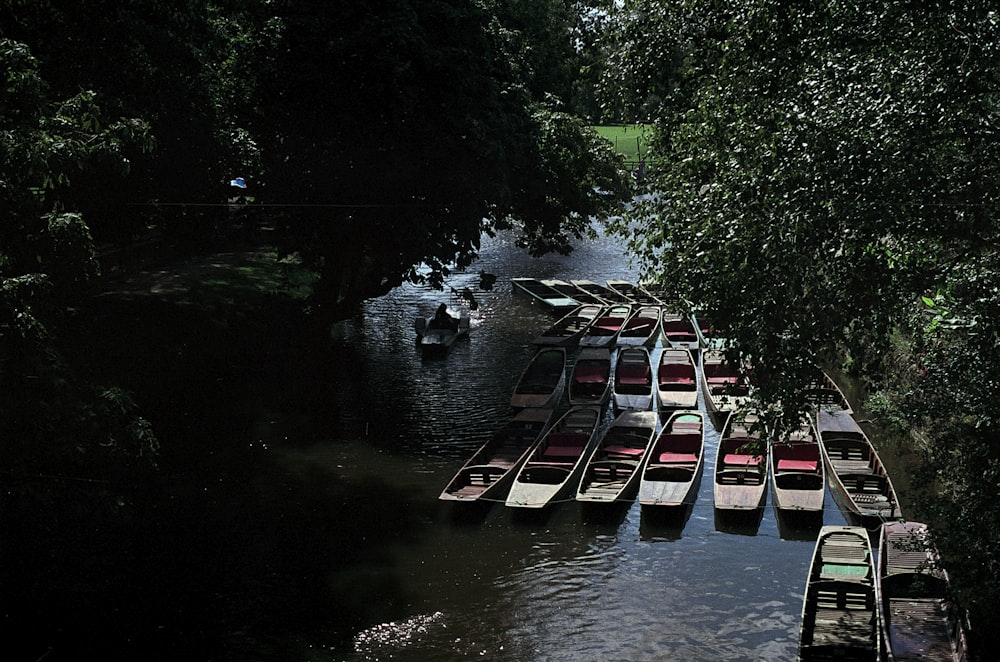 barco de madera rojo y negro en el río