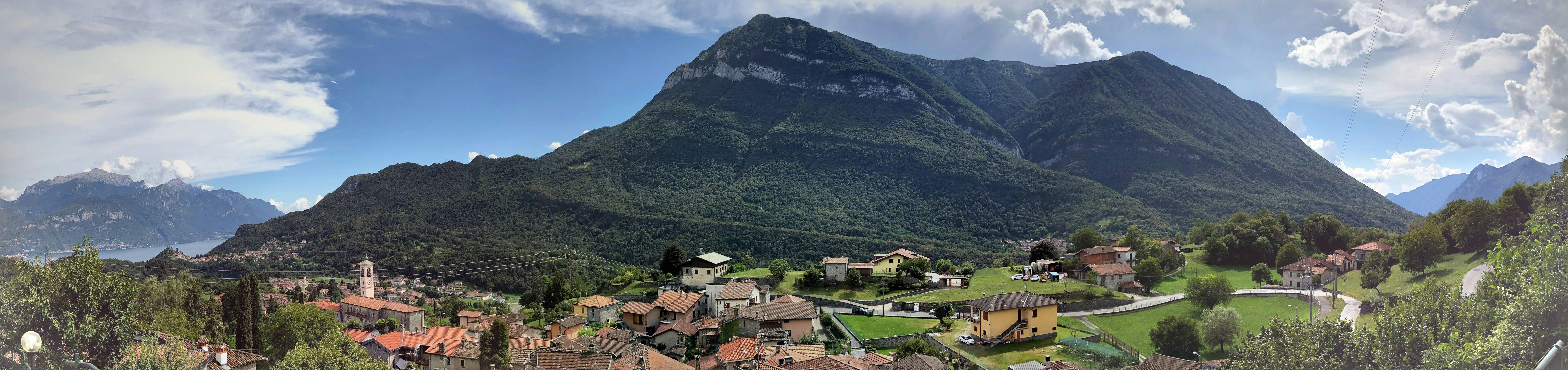 Casas cerca de la montaña bajo el cielo azul durante el día