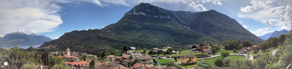 case vicino alla montagna sotto il cielo blu durante il giorno