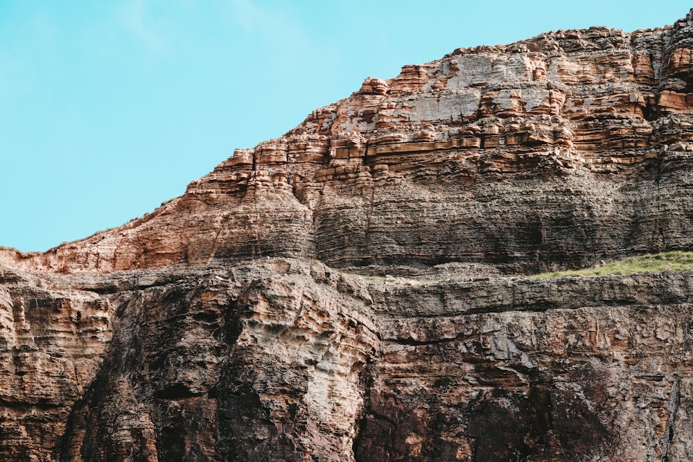 Brauner Rocky Mountain tagsüber unter blauem Himmel