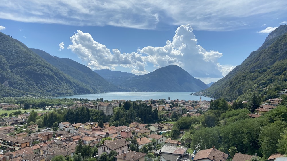 Veduta aerea della città vicino allo specchio d'acqua durante il giorno