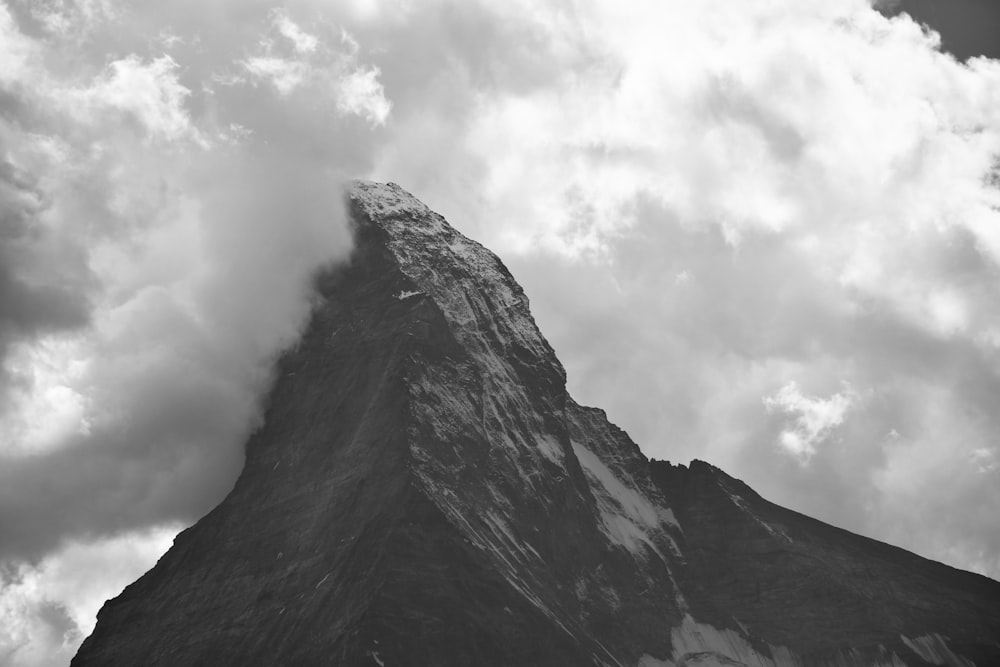 Foto en escala de grises de la montaña bajo el cielo nublado