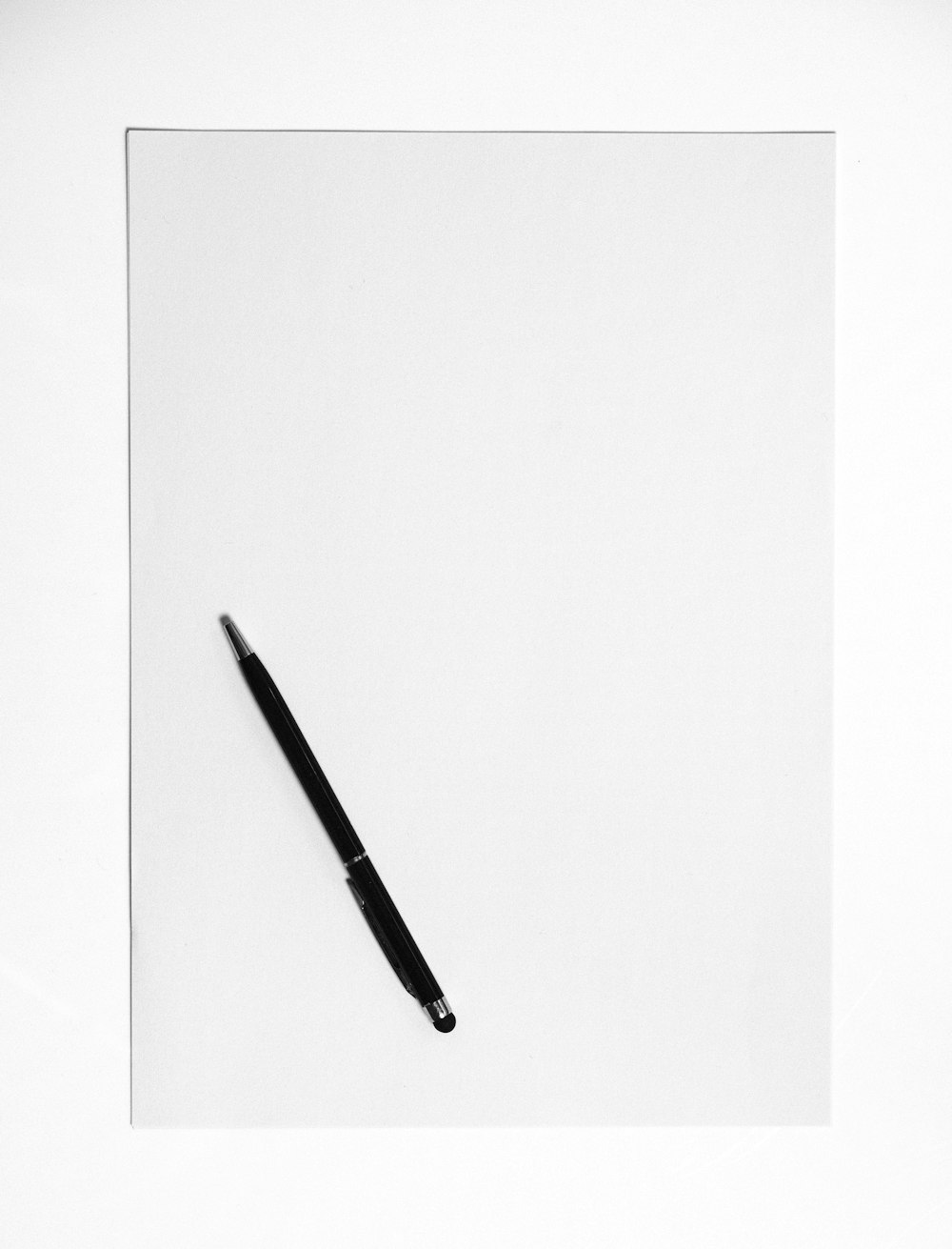 bolígrafo negro sobre superficie blanca