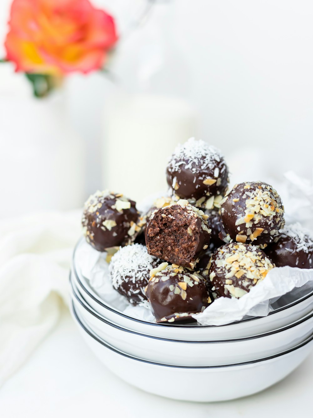 Cupcakes au chocolat sur assiette en céramique blanche