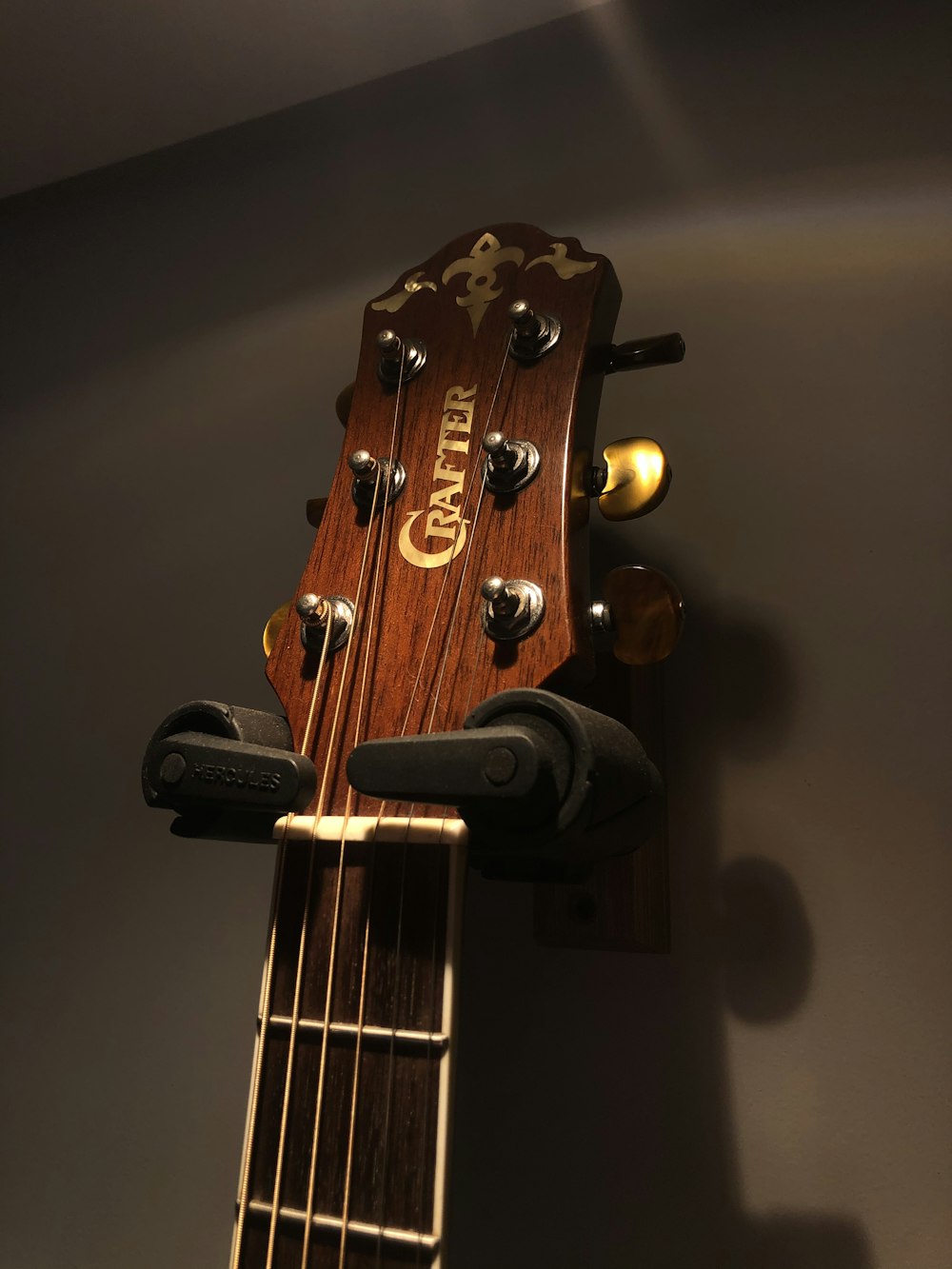 brown acoustic guitar in close up photography