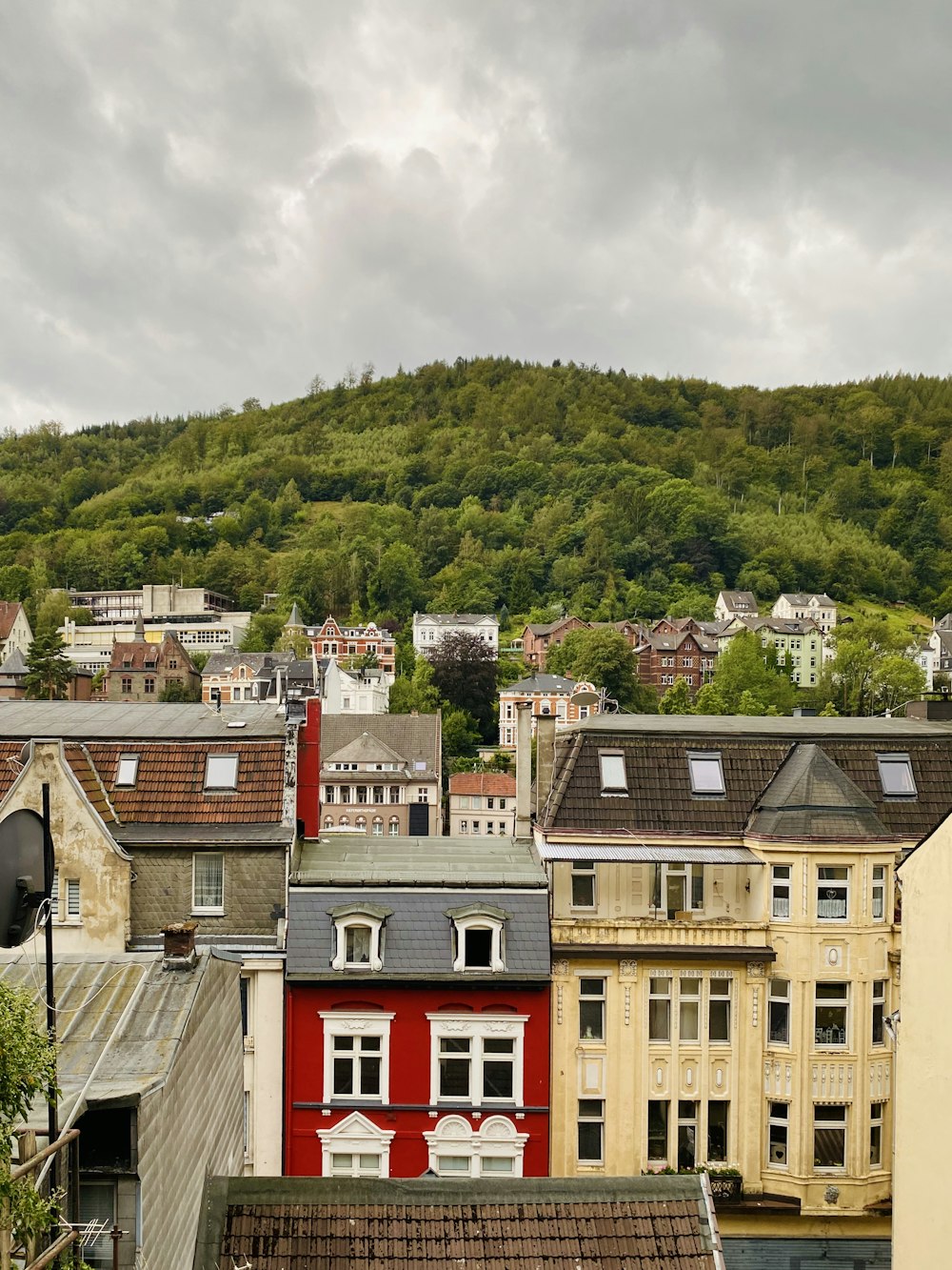 Maisons en béton rouge et blanc sur un champ d’herbe verte pendant la journée