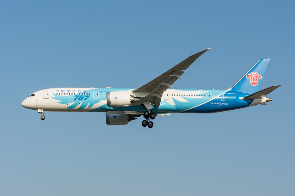 Avión blanco y azul en el aire durante el día