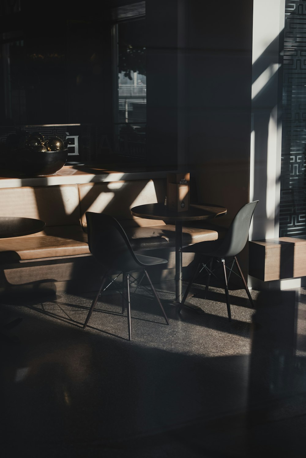 Table et chaises en bois marron