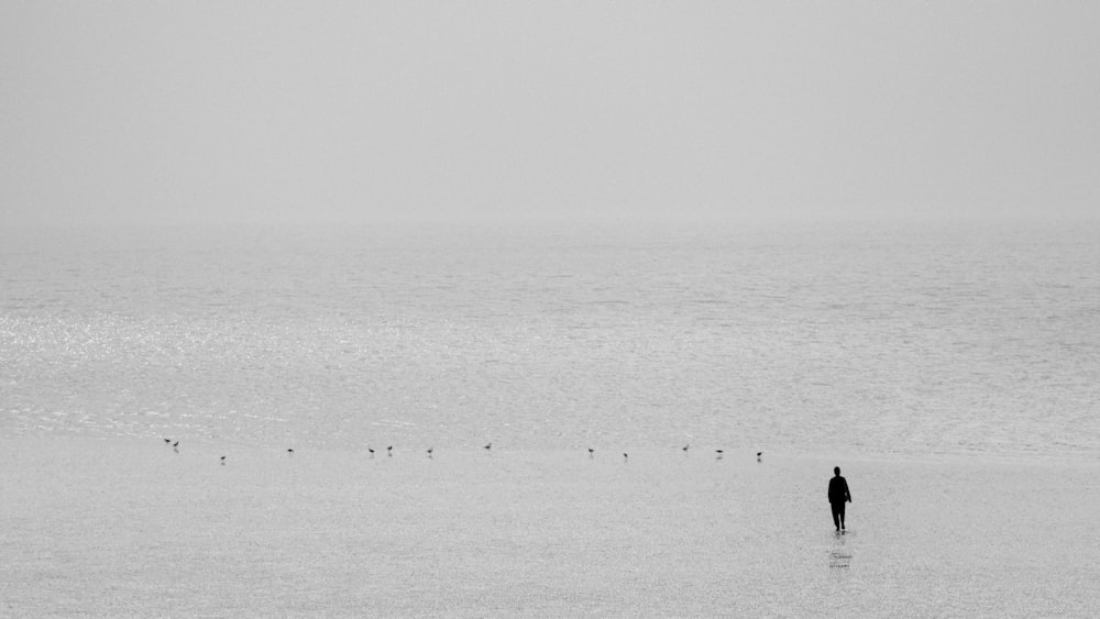 Person, die am Strand spazieren geht