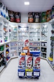 foto para capa latas de alimentos variados na prateleira branca