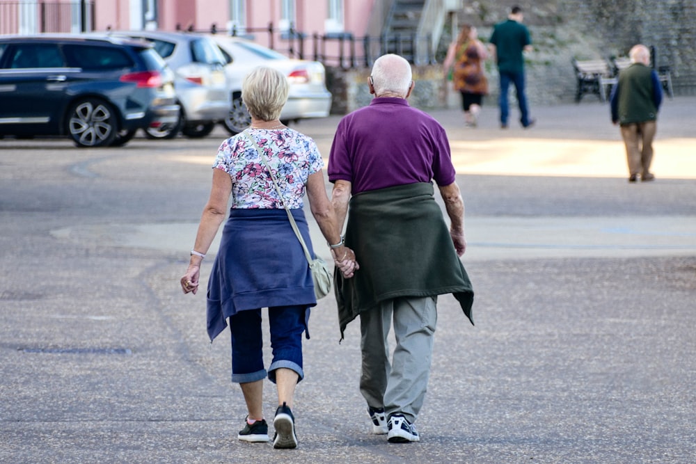 Mann und Frau, die tagsüber auf der Straße spazieren gehen