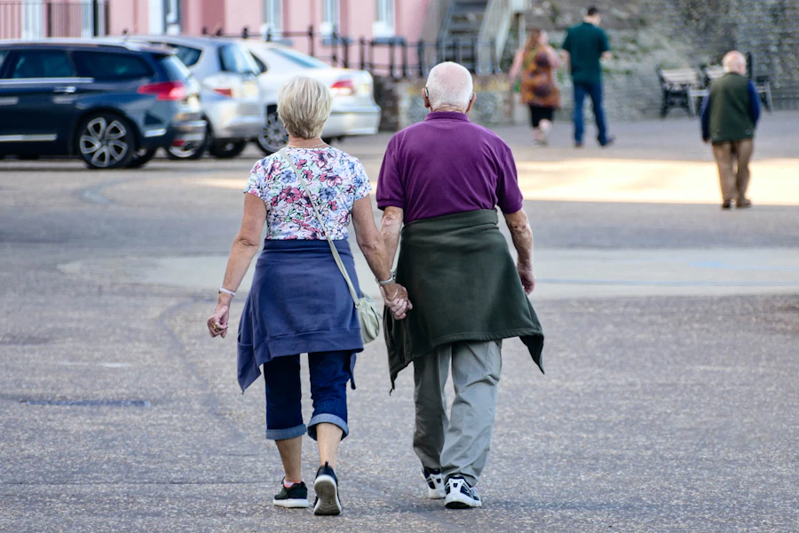 Ouder koppel dat samen door een rustige straat wandelt
