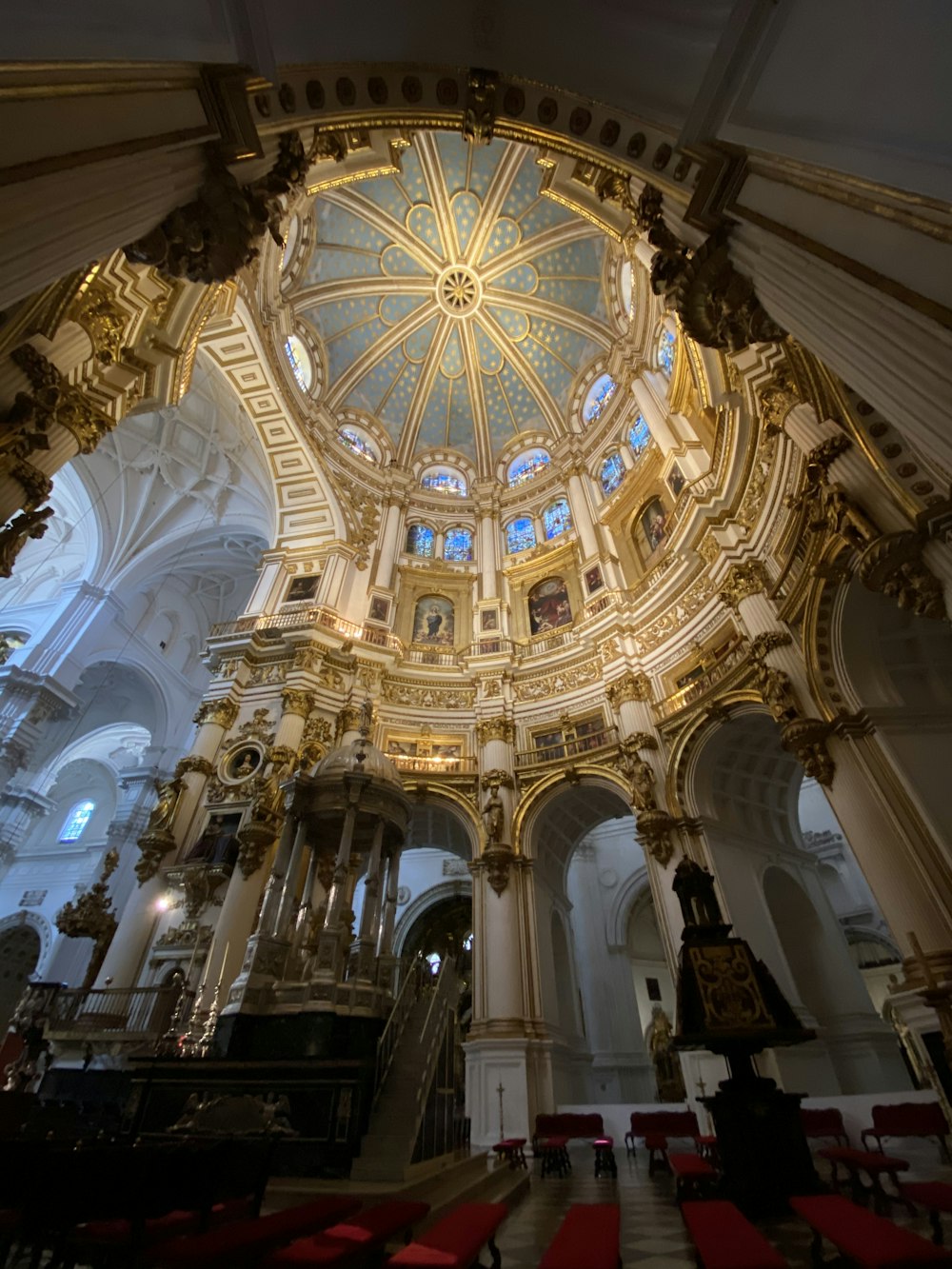 edifício da cúpula branca e dourada