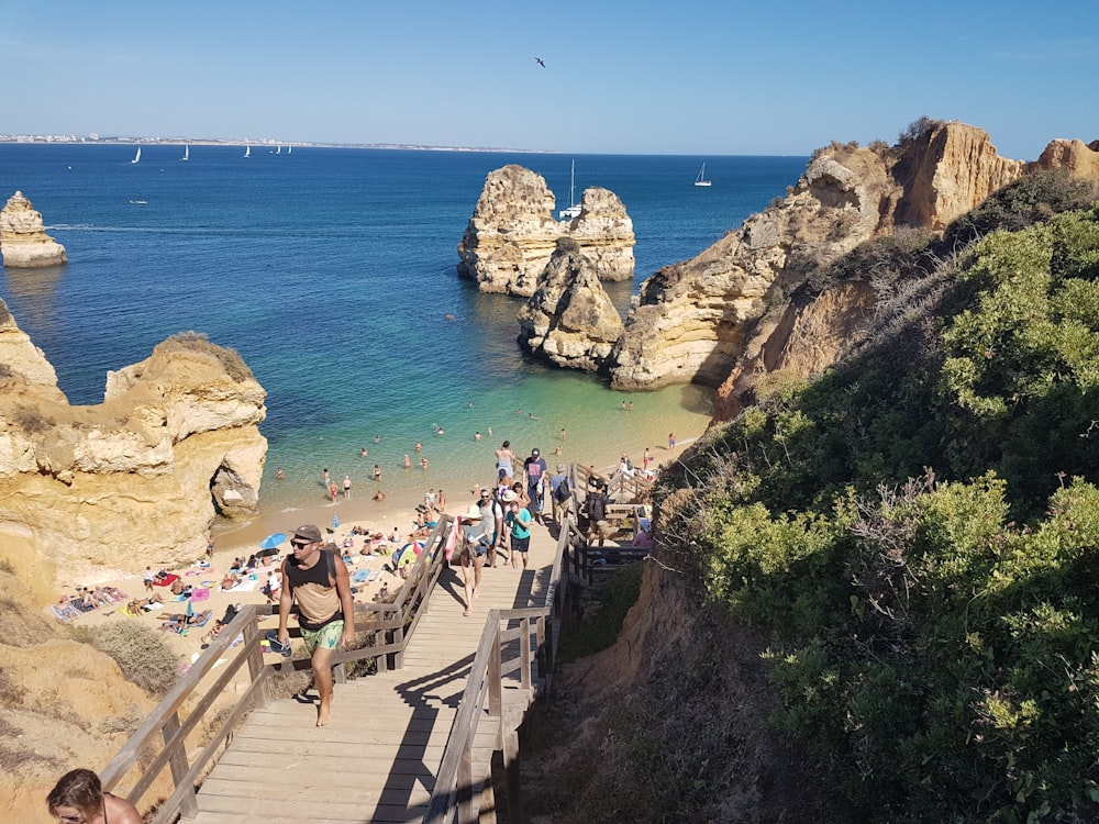 pessoas na praia durante o dia