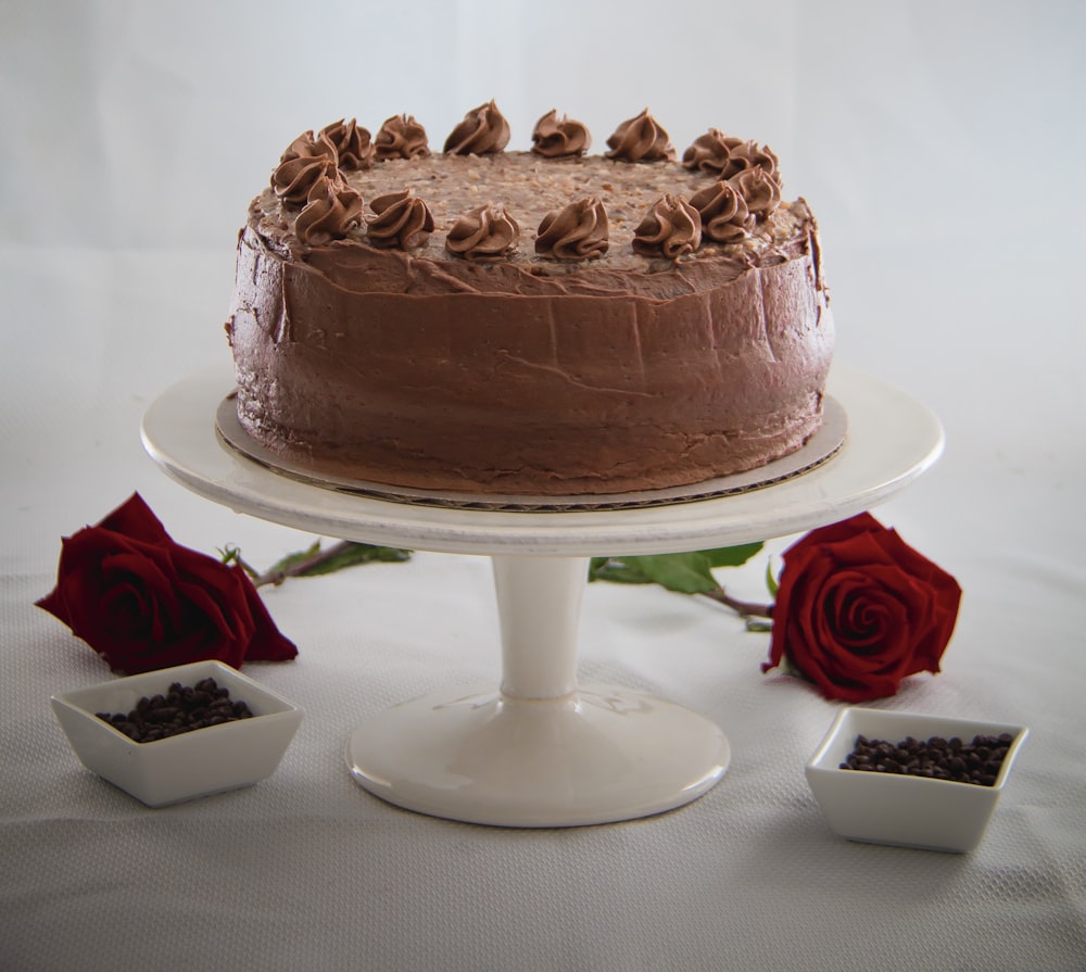 Tarta de chocolate en plato de cerámica blanca