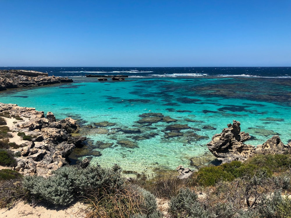 blaues Meer unter blauem Himmel tagsüber