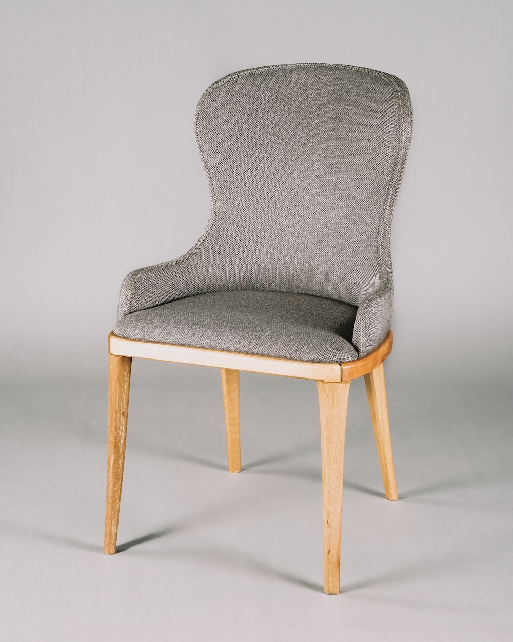 grau-weiß gepolsterter Stuhl